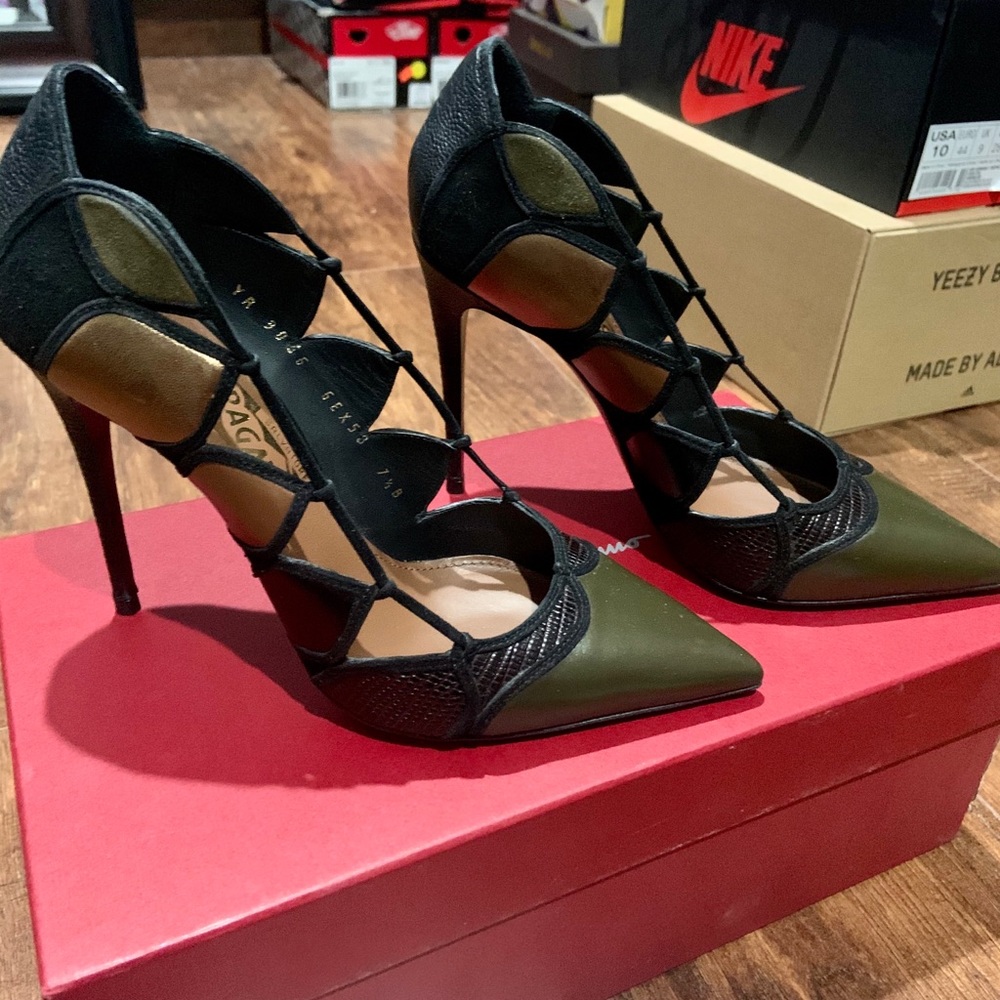Ferragamo Felicia Pumps size 37.5 Like Brand New!